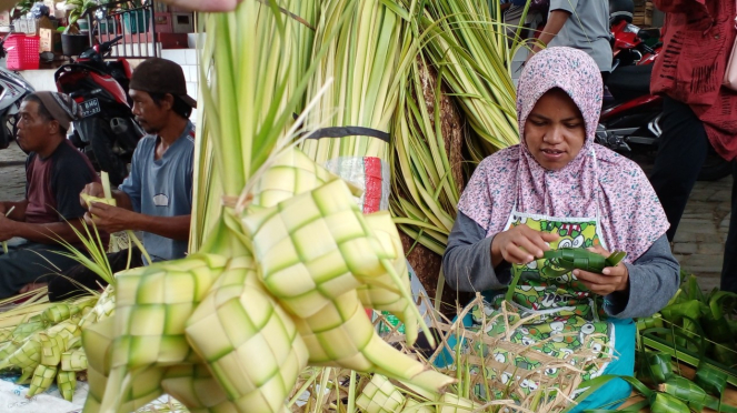 Bu Aril, pedagang tiban selongsong ketupat di Pasar Banyumanik Semarang