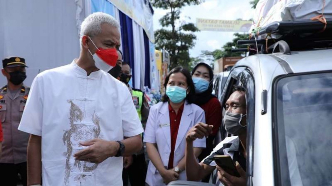 Gubernur Jawa Tengah Ganjar Pranowo meninjau rest area tol Semarang-Solo