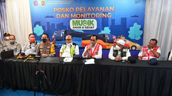 Menteri Perhubungan Budi Karya Sumadi berbicara kepada pers di sela-sela kegiatannya meninjau arus mudik di Pos Pengamanan Cikaledong, Nagreg, Kabupaten Bandung, Jawa Barat, pada Minggu, 1 Mei 2022.