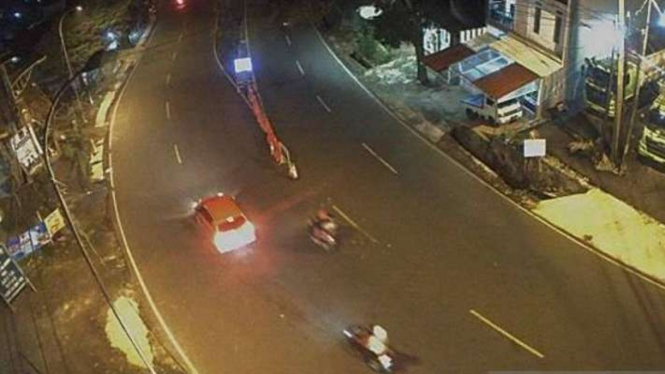 Arus lalu lintas lengang di Simpang Nagreg, Kabupaten Bandung, Jawa Barat, sehari sebelum hari raya Idul Fitri, Minggu malam, 1 Mei 2022.
