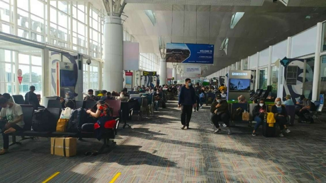 Sejumlah calon penumpang pesawat udara menunggu di ruang tunggu Bandara Internasional Kualanamu di Kabupaten Deli Serdang, Sumatera Utara, pada H-2 lebaran Idul Fitri, Minggu 1 Mei 2022.