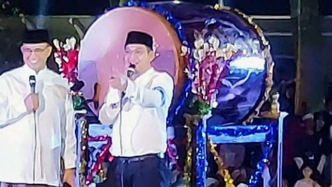 Gubernur DKI Jakarta Anies Baswedan bersama Pasha Ungu menyanyikan lagu berjudul Andai Ku Tahu saat Festival Rampak Bedug Malam Takbir di Jakarta International Stadium, Tanjung Priok, Jakarta Utara, Minggu, 1 Mei 2022.