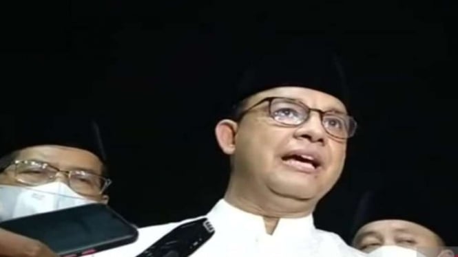 Gubernur DKI Jakarta Anies Baswedan memberikan keterangan pers usai menghadiri malam takbiran di Jakarta International Stadium, Jakarta Utara, Minggu malam, 1 Mei 2022.