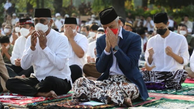 Gubernur Jawa Tengah Ganjar Pranowo ikut salat ied pertama sejak pandemi di Simpang Lima, Semarang, Jawa Tengah.