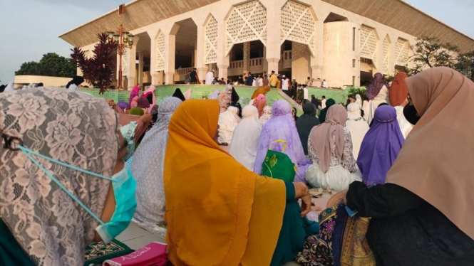 Pelaksanaan salat id di Masjid Agung Al-Amjad, Kecamatan Tigaraksa, Tangerang.