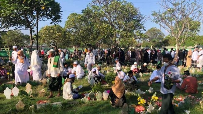 Tradisi Muslim Bali, sambangi makam saat hari Lebaran