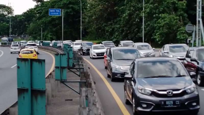 Titik kepadatan arus kendaraan di Tembalang hingga Exit Tol Srondol, Jawa Tengah