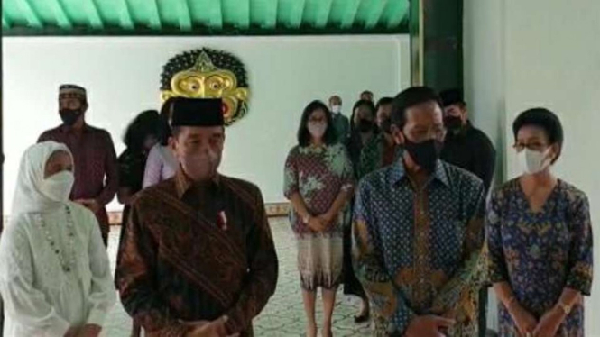 Presiden Joko Widodo berbicara kepada pers usai bertemu dengan Raja Keraton Yogyakarta Sultan Hamengku Buwono X di Keraton Yogyakarta, setelah salat Idul Fitri, Senin, 2 Mei 2022.