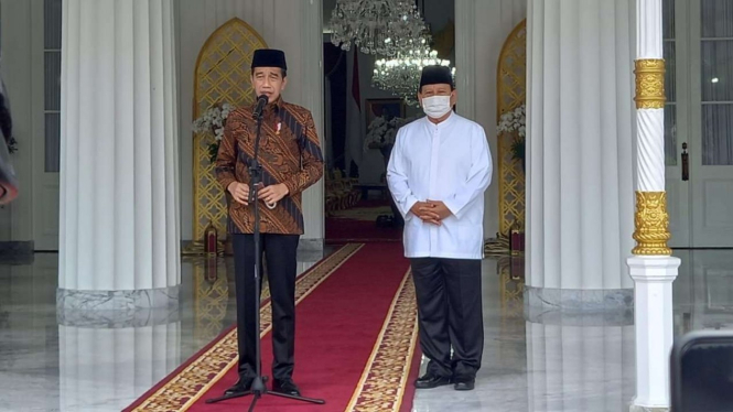 Presiden Joko Widodo menerima kunjungan Menteri Pertahanan Prabowo Subianto dan putranya, Didit Prasetyo, di Istana Negara Gedung Agung Yogyakarta, usai salat Idul Fitri, Senin, 2 Mei 2022.