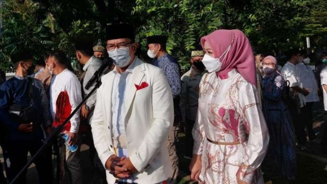 Gubernur Jawa Barat M Ridwan Kamil seusai melaksanakan salat Idul Fitri 1443 Hijriah di Lapangan Gasibu, Kota Bandung, Senin, 2 Mei 2022.