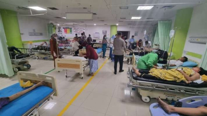 Korban kecelakaan bus di Jalan Raya Padang-Solok, Kelurahan Indarung, Kecamatan Lubuk Kilangan, Padang, Sumatera Barat, pada Senin pagi, 2 Mei 2022, dibawa ke rumah sakit untuk mendapatkan penanganan medis.