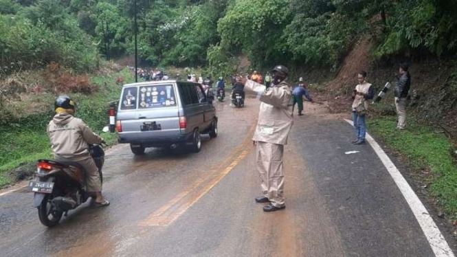 Polisi mengatur arus lalu lintas usai adanya longsor di Jalan Raya Tangkubanparahu-Subang, Kabupaten Subang, Jawa Barat, Senin, 2 Mei 2022.