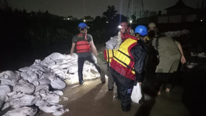 Tanggul jebol di Komplek Roswood, Serua, Ciputat, Kota Tangerang Selatan, membuat sejumlah rumah di kawasan setempat terendam banjir.