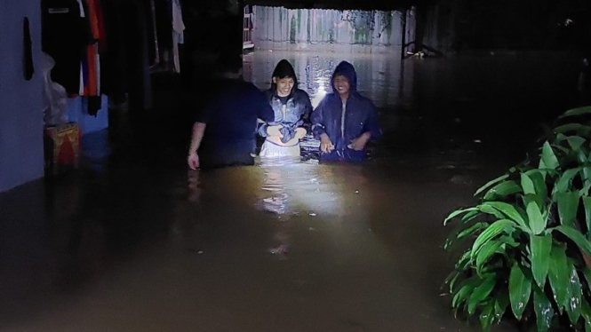 Tanggul jebol di Komplek Roswood, Serua, Ciputat, Kota Tangerang Selatan, membuat sejumlah rumah di kawasan setempat terendam banjir.
