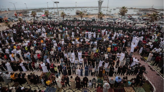 Puluhan warga Gaza menghadiri salat Idul Fitri di masjid al-Hasaineh di sebelah barat kota Gaza.