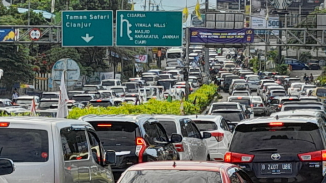Arus lalu lintas ke arah Puncak Bogor, Jawa Barat, terpantau macet, Selasa 3 Mei 2022.