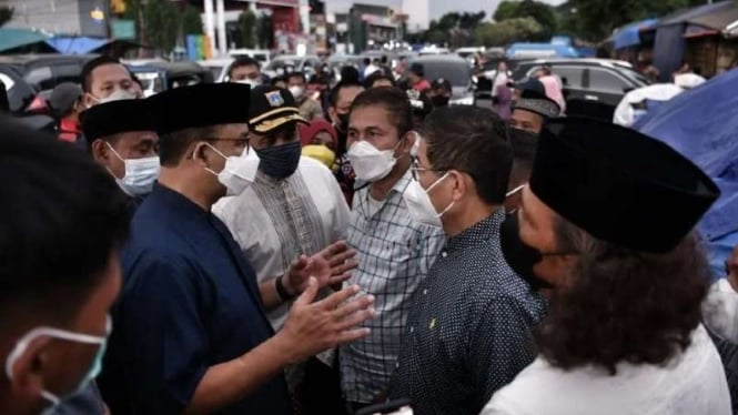 Gubernur DKI Anies Baswedan kunjungi korban kebakaran Pasar Gembrong