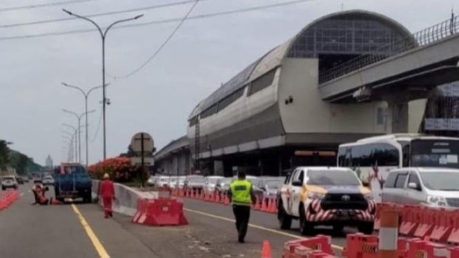 Pemberlakuan rekayasa lalu lintas contra flow di KM 5 hingga KM 13 Jalan Tol Jagorawi arah Bogor/Ciawi untuk mengurai kepadatan.