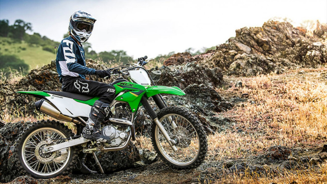 Konsisten Di Motor Trail Kawasaki Hadirkan Klx 230r Baru Wanieta News