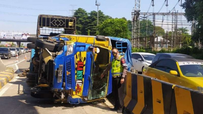 Truk tabrak minibus di Tol Cikupa.