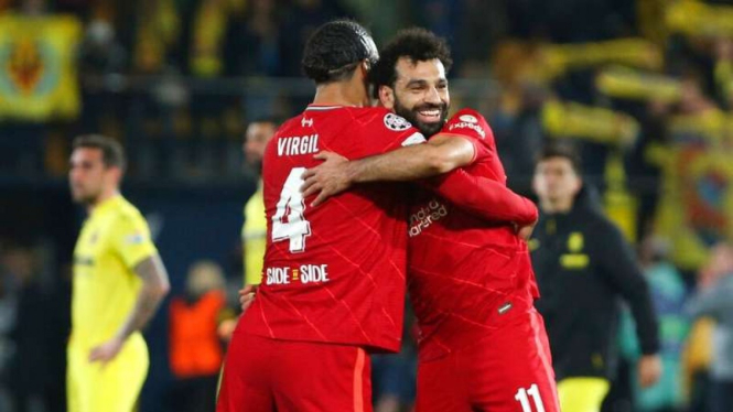 Mohamed Salah dan Virgil van Dijk rayakan gol Liverpool.