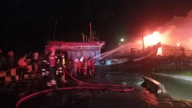 Kebakaran kapal di Cilacap