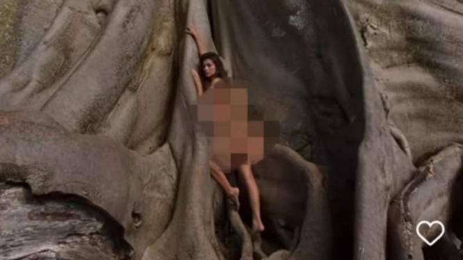 Viral wanita telanjang di pohon berusia ratusan tahun di Bali.