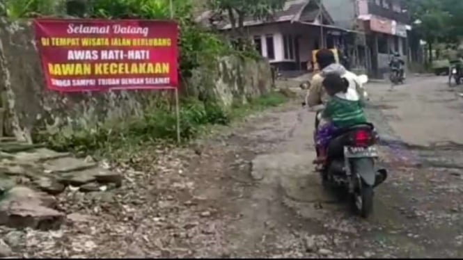 Wisata jalan berlubang di Desa Gunungsari, Tasikmalaya.