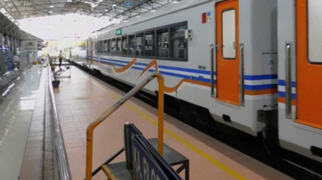 Kereta api di Stasiun Tawang Semarang.