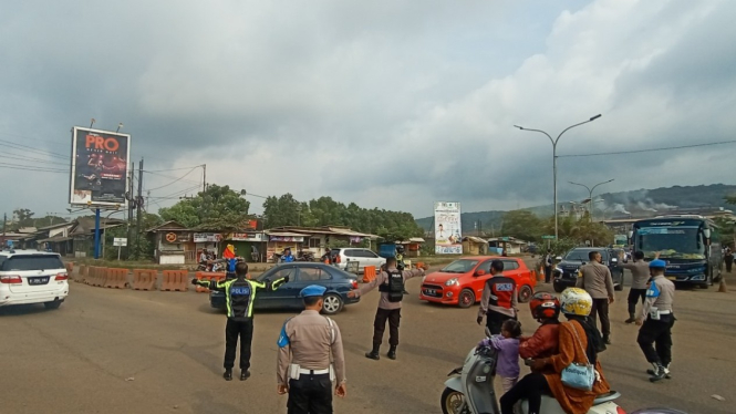 Polisi atur kendaraan wisatawan menuju Anyer.
