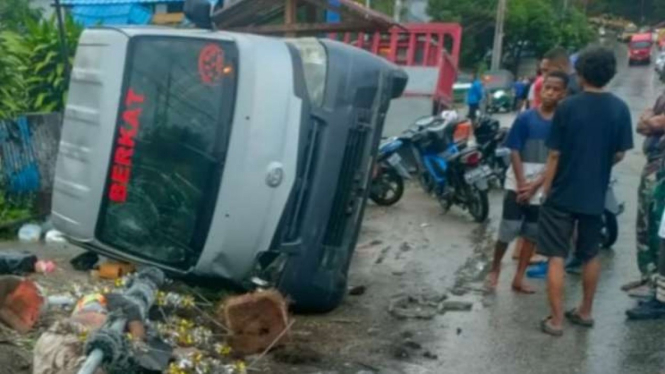 Mobil pick up yang menabrak 5 pejalan kaki di Papua, Rabu, 4 Mei 2022.