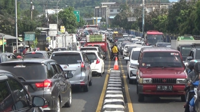 Kepadatan arus lalu lintas terjadi di Bawen, Kabupaten Semarang.
