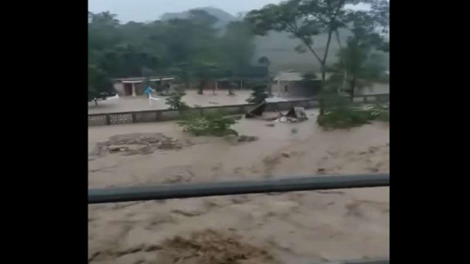 Banjir bandang di Kampung Ciparay, Pondok Salam, Purwakarta