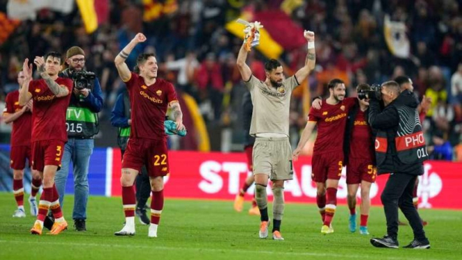Pemain AS Roma rayakan kemenangan di Liga Konferensi Eropa.