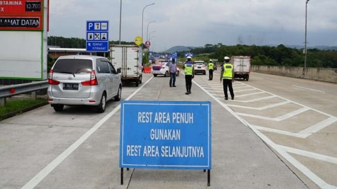 Polisi Melakukan Rekayasa Buka Tutup Rest Area Cegah Kepadatan ARUS BALIK 