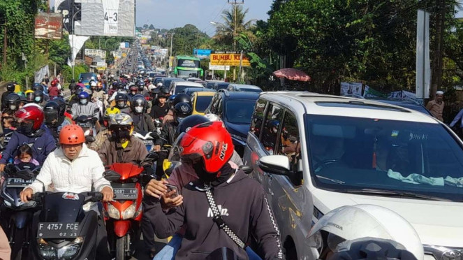 Arus kendaraan di kawasan Puncak, Bogor, Jawa Barat. Arus kendaraan di kawasan Puncak, Bogor, Jawa Barat.
