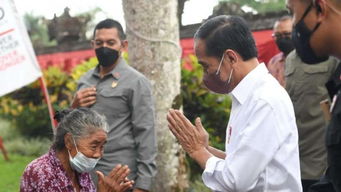 Presiden Jokowi bagikan sembako kepada warga di sekitar Istana Tampaksiring.