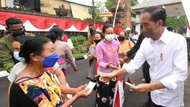Presiden Jokowi bagikan sembako dan THR kepada warga sekitar Istana Tampaksiring.