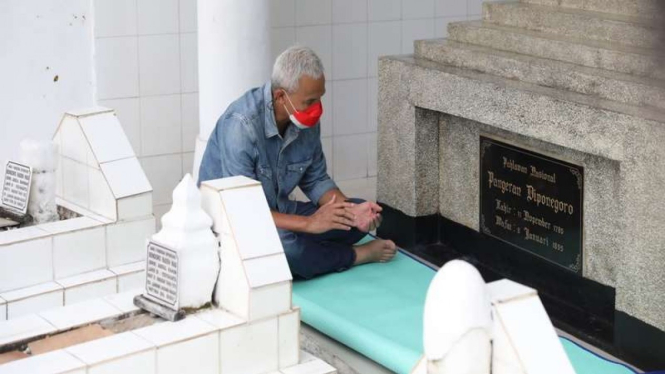 Gubernur Jawa Tengah Ganjar Pranowo berziarah ke makam Pangeran Diponegoro