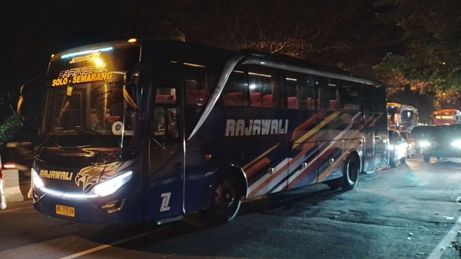 Bus Besar Padati Jalan Kota Semarang Dampak One Way Tol