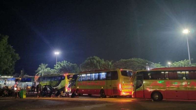 Bus penumpang memadati kantong parkir di Dermaga 1 Pelabuhan Bakauheni. Sabtu