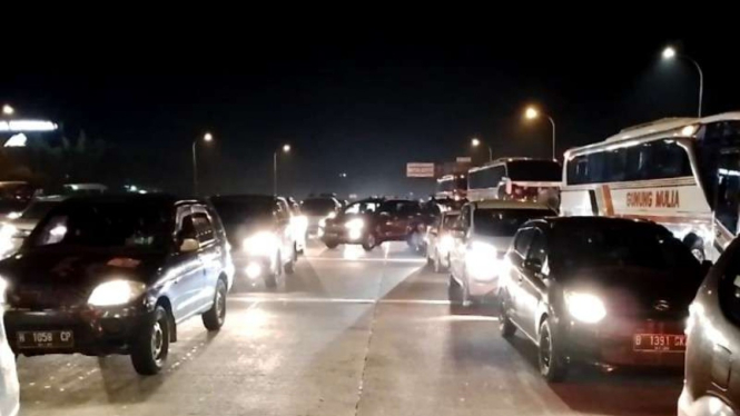 Antrean panjang kendaraan di GT Banyimanik Semarang, Jumat (6/5) malam