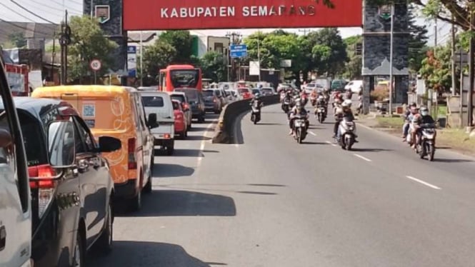 Kemacetan panjang ini terjadi di perbatasan antara Kota Semarang dengan Ungaran.