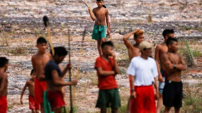 Penduduk asli suku Yanomami terlihat di Peleton Perbatasan Khusus Surucucu ke-4 