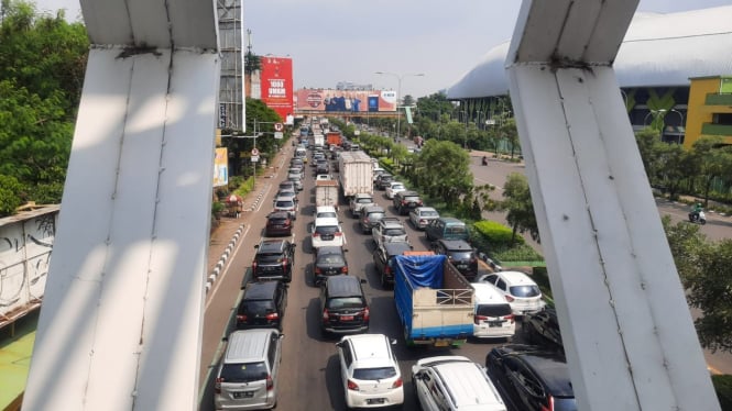 Kendaraan di Jalan Ahmad Yani Kota Bekasi Tak Bergerak Imbas Pintu Tol Ditutup