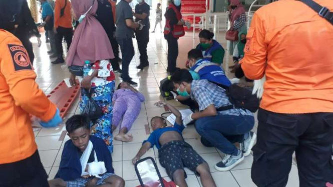 Korban perosotan yang ambrol di Kenpark Surabaya.