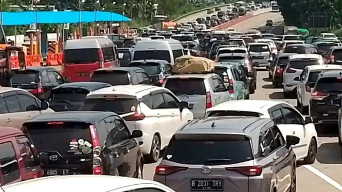 Penampakan Penumpukan Kendaraan Arus Balik Lebaran di GT Banyumanik Semarang