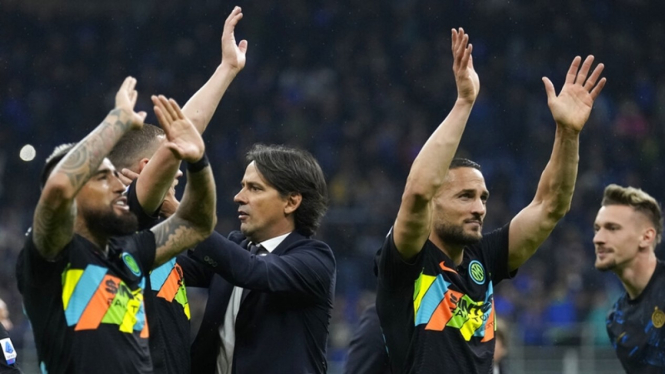 Inter Milan merayakan kemenangan
