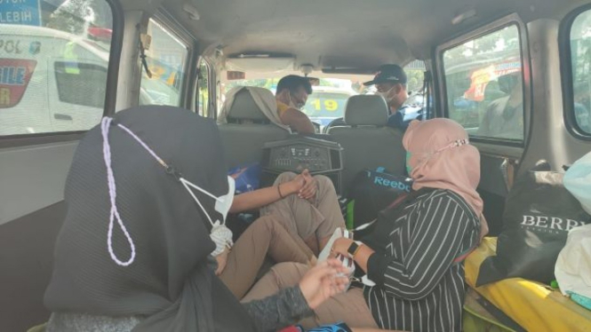 Sebuah Ambulance Kepergok Membawa Wisatawan Menerobos One Way