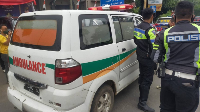 Ambulans Golkar terobos One Way ditahan polisi.